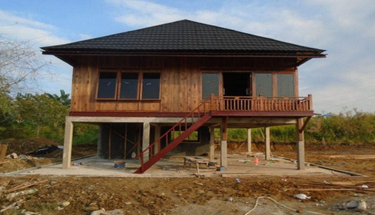 Rumah Panggung 2 Lantai Atap Piramida