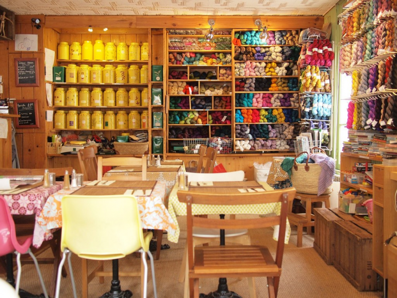 Interior Cafe Klasik Minimalis