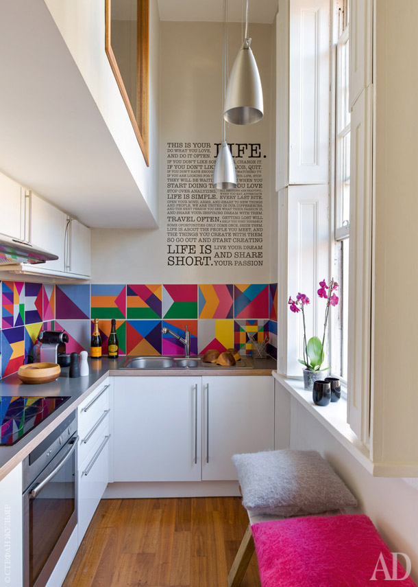 Bermain corak pada area dapur kecil tidak ada salahnya. Anda bisa mengaplikasikan corak abstrak dengan warna berani pada sisi dinding bagian tengah untuk. Penempatan jendela juga dapat membuat dapur terlihat lebih luas