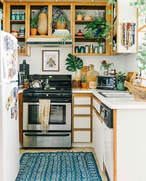 Hidupkan suasana dapur kecil anda dengan sentuhan tanaman-tanaman hias ataupun asli. Dengan kombinasi material kayu dan warna netral seperti putih, adanya tumbuhan membuat dapur tampak menarik dan tidak membosankan
