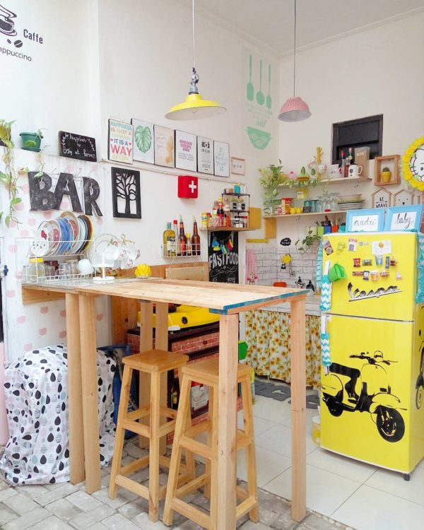 Anak muda atau millennial pasti akan suka dengan ide desain dapur kecil di bawah ini. Dengan kombinasi antara warna yang terang dengan pastel dan hiasan-hiasan lucu, dapur kecil anda pasti akan menarik perhatian keluarga