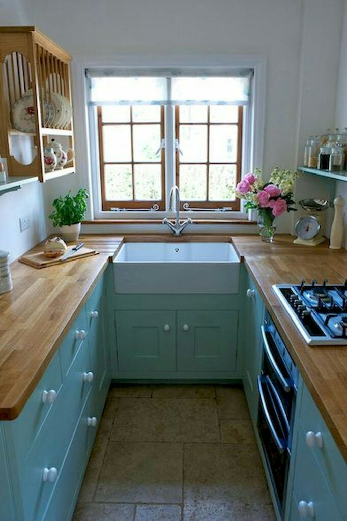 Bagi anda yang bosan dengan warna monokrom, pemilihan warna hijau pastel sangat tepat untuk menjadikan dapur terlihat manis. Ditambah adanya aksen kayu yang melengkapi nilai estetika dapur kecil ini. Jangan lupa menambahkan rak untuk menaruh piring