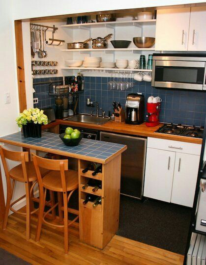 Dapur kecil bukan berarti tidak bisa menyimpan banyak barang. Dengan single lemari pada bagian atas dan bawah, anda dapat menambahkan rak dengan warna netral untuk menempatkan peralatan memasak seperti panci atau spatula