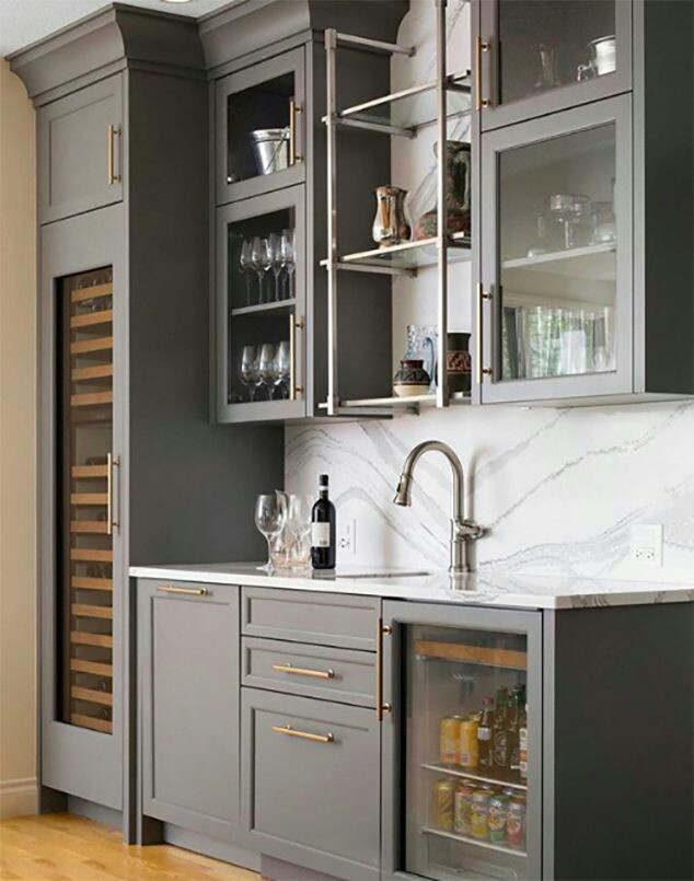Furnitur khusus untuk minibar ini mempunyai desain yang minimalis dengan warna cool tone abu-abu yang berpadu cantik bersama dinding batu marmer. Untuk pemanis, ada rak stainless steel di bagian tengah
