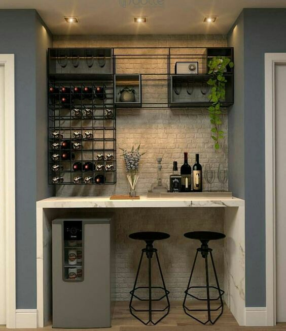 Dengan memanfaatkan sisi dinding pada rumah, anda tinggal memberikan meja marmer dengan rak besi berwarna hitam yang mempunyai desain unik untuk tempat menaruh botol atau gelas, lalu jadilah minibar yang minimalis