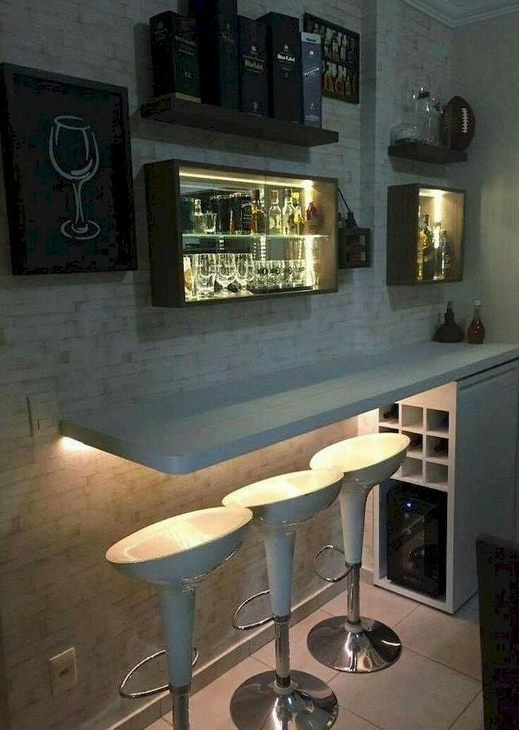 Dengan meja polos berwarna putih dan lemari kecil pada bagian kanan, anda sudah bisa memiliki minibar di rumah. Tambahkan rak semi lemari dengan lampu di bagian sisi untuk memajang botol minuman