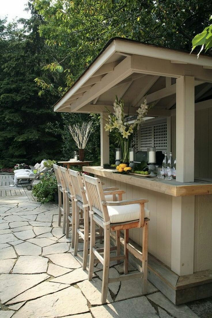 Minibar dengan material kayu yang satu ini cocok sekali untuk anda yang memiliki taman yang luas atau area kolam renang. Acara santai bersama teman bisa lebih asyik