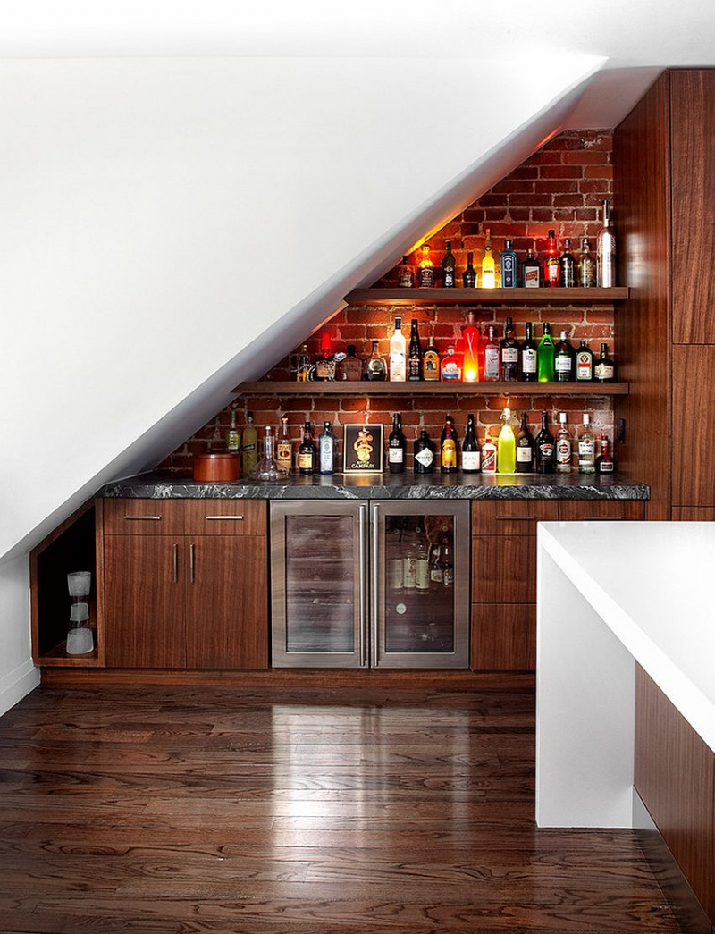 Area bawah tangga bisa berfungsi untuk banyak hal, salah satunya adalah minibar. Dengan dominasi kayu dan dinding batu bata, minibar anda siap untuk menemani waktu santai anda