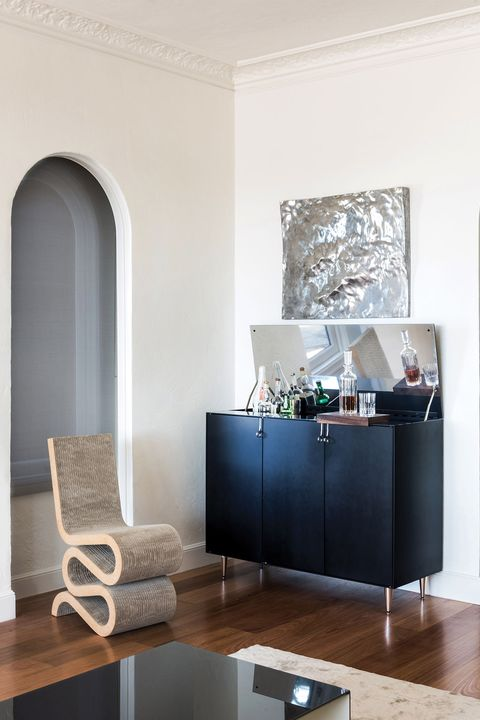 Minibar yang minimalis namun tetap modern dan artistik