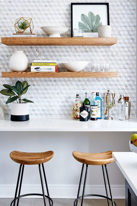 Menggabungkan area dapur dan minibar untuk menghemat tempat