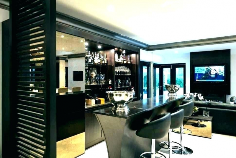 Warna hitam memang aman untuk desain minibar, dengan lemari dan kursi bar yang simpel, anda bisa menambahkan meja dengan desain atau bentuk yang unik