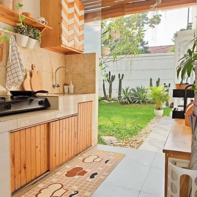 Kesan hangat seketika terasa saat anda melihat dapur ini, pemilihan desain penutup lemari bagian bawah dan atas yang menarik membuat penampilan dapur semakin selaras dan estetik