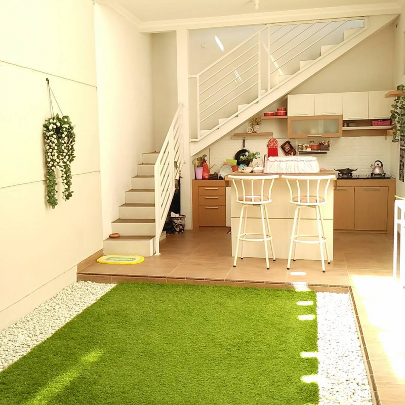 Manfaatkan ruangan di bawah tangga untuk menghemat lahan dapur terbuka anda. Dengan dekorasi dapur menggunakan warna yang soft bisa membuat tampilan dapur terbuka anda lebih cantik