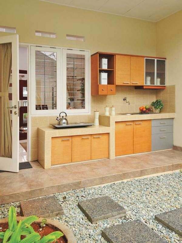 Penggunaan lahan yang hemat terlihat dari dapur terbuka satu ini. Dengan memanfaatkan satu sisi dinding pun anda bisa membangun dapur terbuka yang fungsional dengan warna warm tone cantik