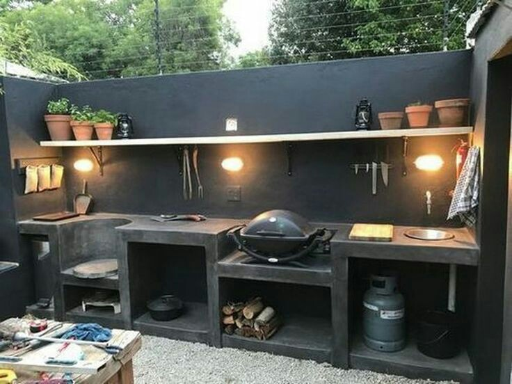 Untuk dapur terbuka, anda bisa menghemat budget dengan menghilangkan kitchen set dan menggantinya dengan meja yang berasal dari batu bata. Penataan cahaya yang menarik membuat dominasi hitam tidak terlalu gelap