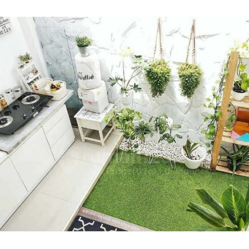 Tidak perlu warna yang mencolok jika anda ingin dapur terbuka yang minimalis. Warna putih menjadi dominasi sempurna pada furnitur dapur dengan adanya tanaman gantung dan rumput hijau di sekelilingnya