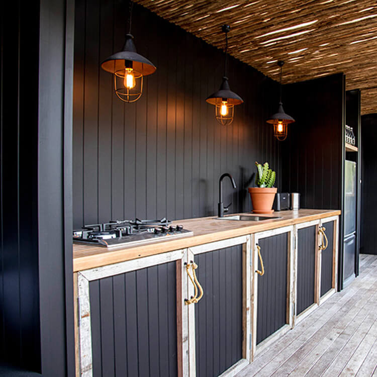 Dapur terbuka dengan perpaduan tema pedesaan dan modern