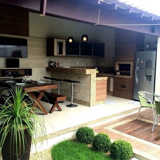 Memilih corak ubin pada bagian sisi dinding dapur dapat membuat dapur terlihat tidak monoton terutama jika didominasi warna netral, namun agar tidak terlalu ramai kesannya, pilih ubin tembok dengan warna yang netral
