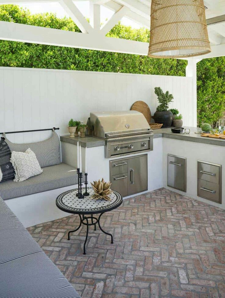 Area dapur terbuka dengan countertop berbahan marmer abu-abu ini juga dapat dijadikan sebagai tempat untuk bersantai dengan menambahkan sofa berwarna senada dengan bentuk L dan juga meja bundar kecil