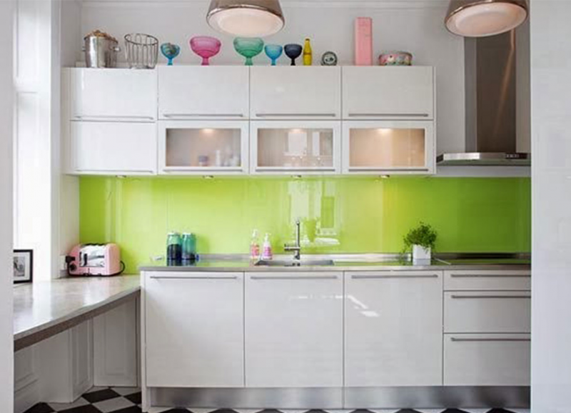 Dapur sederhana ini terlihat manis dan chic dengan semburat warna yang lebih mencolok atau cerah di antara dominasi warna netral seperti putih. Anda juga bisa menambahkan hiasan berwarna-warni untuk ditempatkan di lemari bagian atas