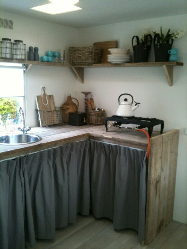 Furnitur kayu dengan finishing yang belum jadi ini bisa menjadi salah satu furnitur yang bagus untuk dapur sederhana anda. Agar dapur semakin cantik, tinggal tambahkan tirai berwarna abu-abu untuk area bawah meja dapur