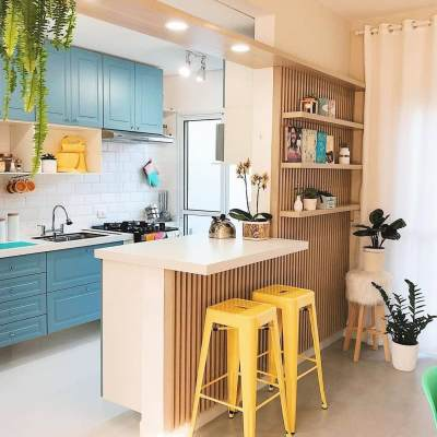 Dapur sederhana ini cocok untuk rumah dengan luas yang terbatas. Dengan warna biru yang manis, anda bisa menambahkan area makan mini dengan meja yang menyatu bersama rak dengan aksen kayu dan desain garis-garis yang membuat suasana dapur lebih hidup