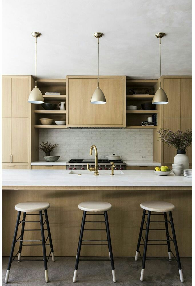 Area dapur memang harus membuat siapa saja yang berada di sana nyaman. Dengan dominasi material kayu dan aksen putih pada countertop, kesan nyaman tersebut bisa anda dapatkan seketika. Sebagai pemanis, keran wastafel dapat anda pilih yang berwarna emas