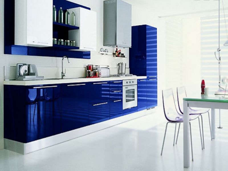 Dapur yang hanya memanfaatkan satu sisi dinding ini tidak terlihat monoton karena pemilihan warna biru yang cantik dengan aksen putih dan juga rak berdesain modern pada bagian atas yang fungsional. Sentuhan glossy pada kitchen set juga memberikan kesan mewah