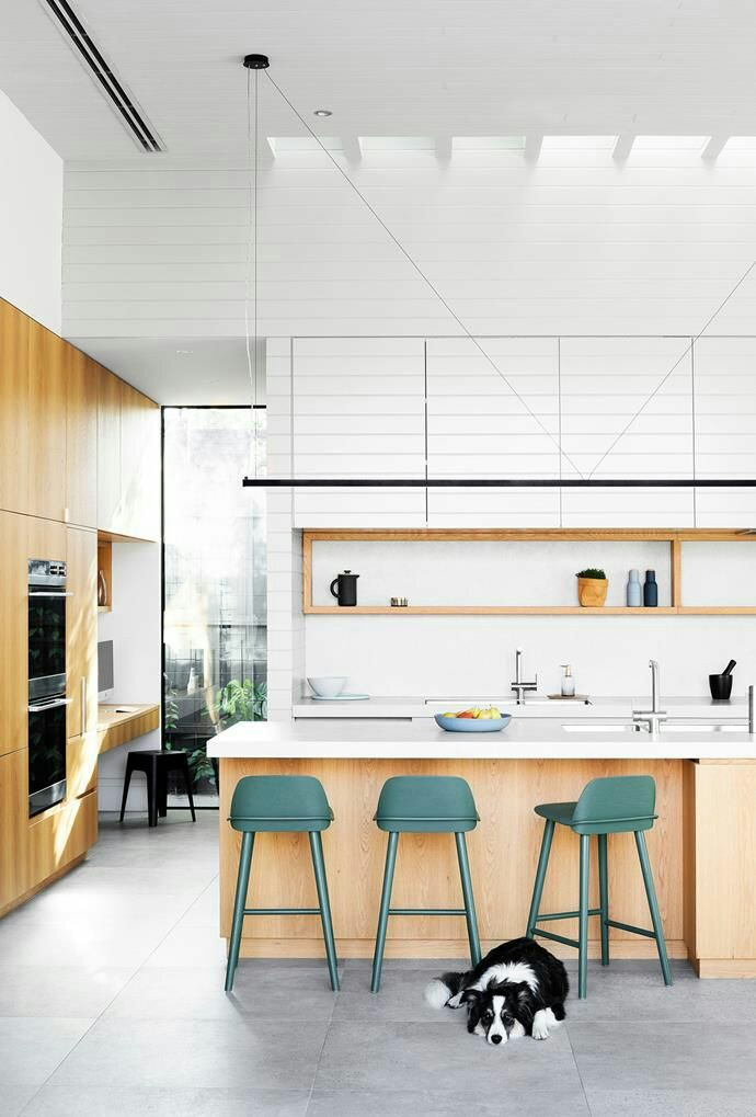 Dominasi putih terlihat dari warna kitchen set yang menyatu dengan warna dasar dinding. Untuk menghindari penampilan yang monoton, furnitur atau island dapur dengan aksen kayu bisa anda pilih beserta lemari pada bagian sisi dapur