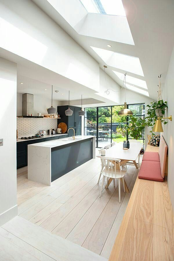 Warna cool tone seperti abu-abu akan pas disandingkan dengan putih untuk area dapur anda. Dengan kitchen set yang simpel, anda bisa menambahkan ornamen yang fungsional seperti lampu gantung dengan warna senada untuk daya tarik