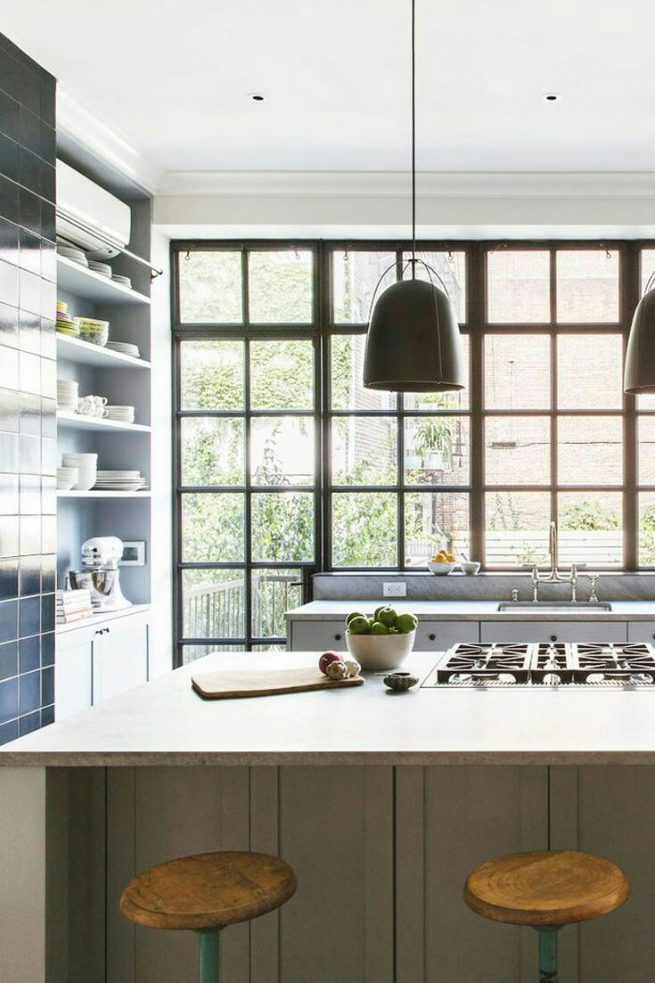 Seimbangkan warna gelap dengan pencahayaan alami di dapur