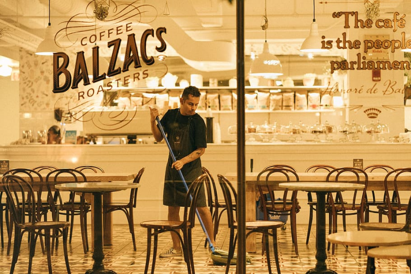 Cafe Yang Bersih dan Rapi