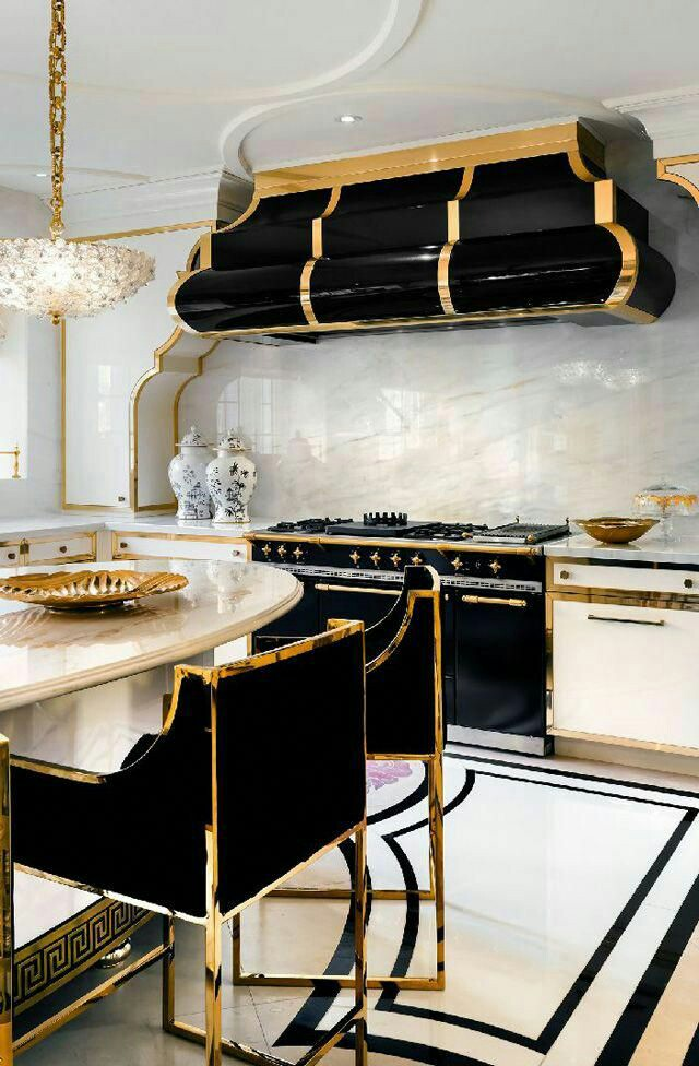 Kitchen set di dapur ini memang berdesain minimalis, namun adanya aksen emas yang mengkilap membuat suasana menjadi lebih mengesankan. Penyedot asap juga didesain sedemikian rupa dengan warna hitam dan emas untuk menarik perhatian