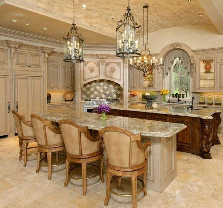 Adanya ukiran atau pahatan pada kitchen set selain membuat dapur anda terlihat mewah juga memberikan suasana klasik khas Eropa. Warna netral warm tone juga masih menjadi favorit untuk diaplikasikan pada dapur