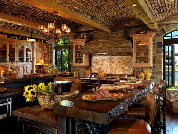 Dengan bangunan yang bermaterialkan batu terakota, sangat pas bila anda memilih kitchen set yang terbuat dari kayu. Elemen alami ini menyatu dengan sempurna dan membuat dapur terasa semakin hangat