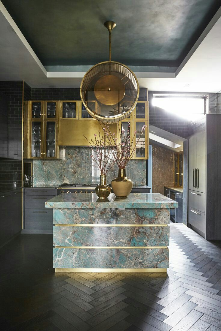 Warna emas memang tidak pernah salah untuk menciptakan kesan mewah yang ada di ruangan dapur anda. Kali ini padukan warna emas dengan marmer berwarna sembur biru dan abu-abu agar lebih melengkapi kitchen set bergaya klasik ini