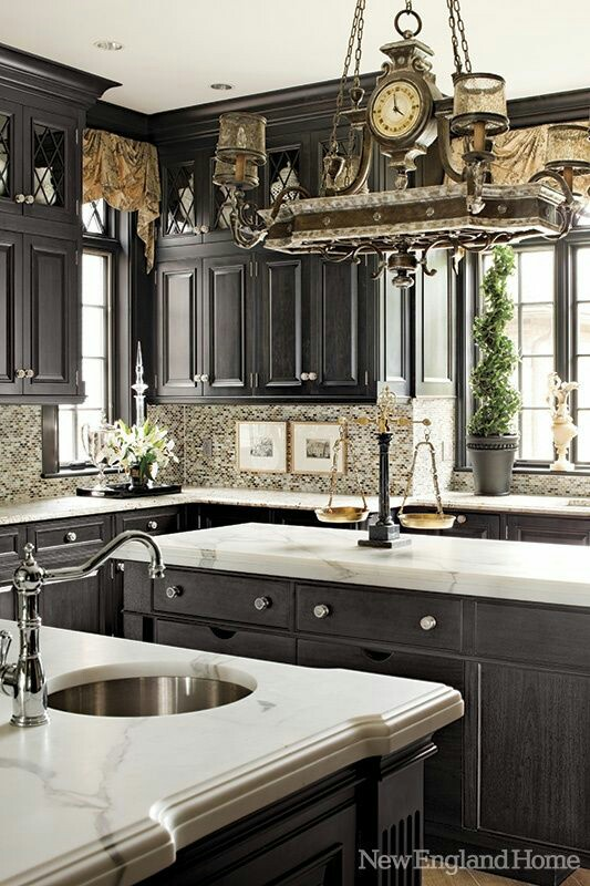 Dalam area dapur yang luas, pemilihan kitchen set dengan ukuran besar memang tidak salah. Apalagi jika anda orang yang ekstra. Tambahkan pula beberapa lemari untuk tempat menyimpan peralatan memasak atau makan pada bagian atas