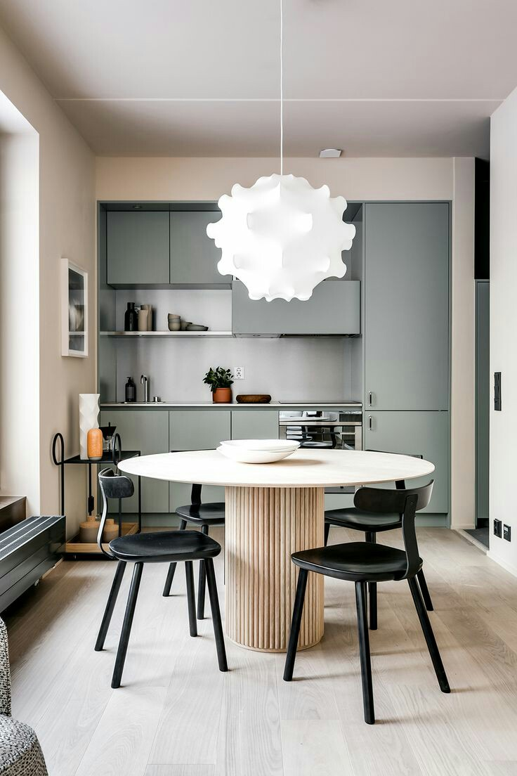 Dengan memanfaatkan ruang yang sempit, kitchen set berwarna abu-abu dengan rak terbuka dan tertutup pada bagian atas ini sukses membuat dapur lebih indah, tidak lupa lampu gantung yang cantik