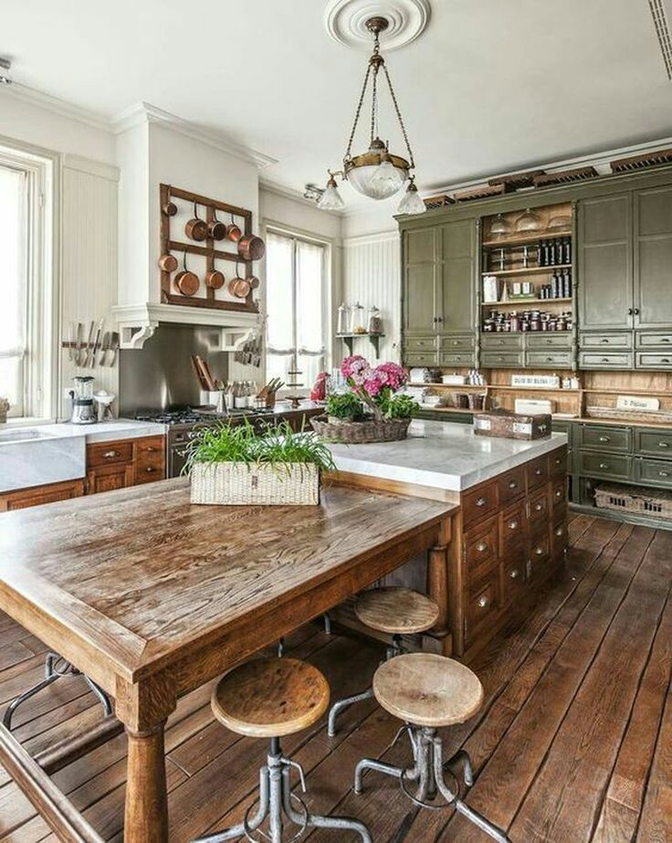 Pilih meja beraksen kayu mentah untuk ditempatkan pada dapur agar terlihat kesan vintage yang unik. Peralatan dapur dengan material perunggu juga dapat menjadi hiasan yang keren di dapur