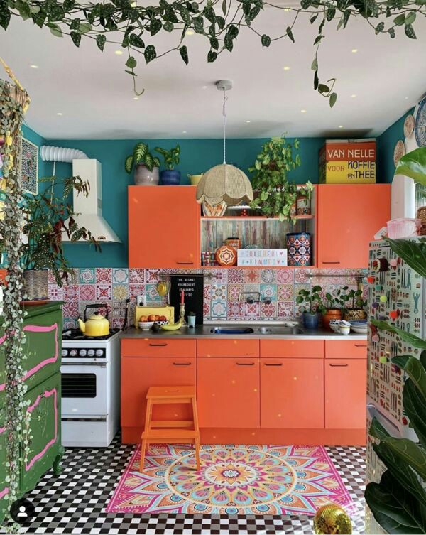 Dapur unik warna-warni bisa anda dapatkan dengan memilih desain ubin dinding dapur yang bercorak lalu ditambahkan dengan karpet dengan tema senada. Untuk kitchen set, pilih yang berwarna terang seperti orange