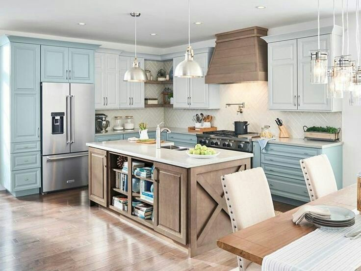 Pilihlah warna soft pastel seperti biru untuk membuat dapur terlihat elegan dan cantik. Namun jangan lupa sumber perhatian utama berasal dari pemilihan island dapur dengan tema countryside yang memiliki rak terbuka pada bagian bawah