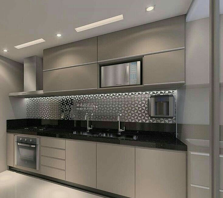 Aksen corak berwarna krom di bagian tengah menyatu sempurna dengan dominasi warna abu-abu pada dapur. Penambahan wallpaper ini penting juga agar dapur kelihatan lebih kekinian dan tidak monoton