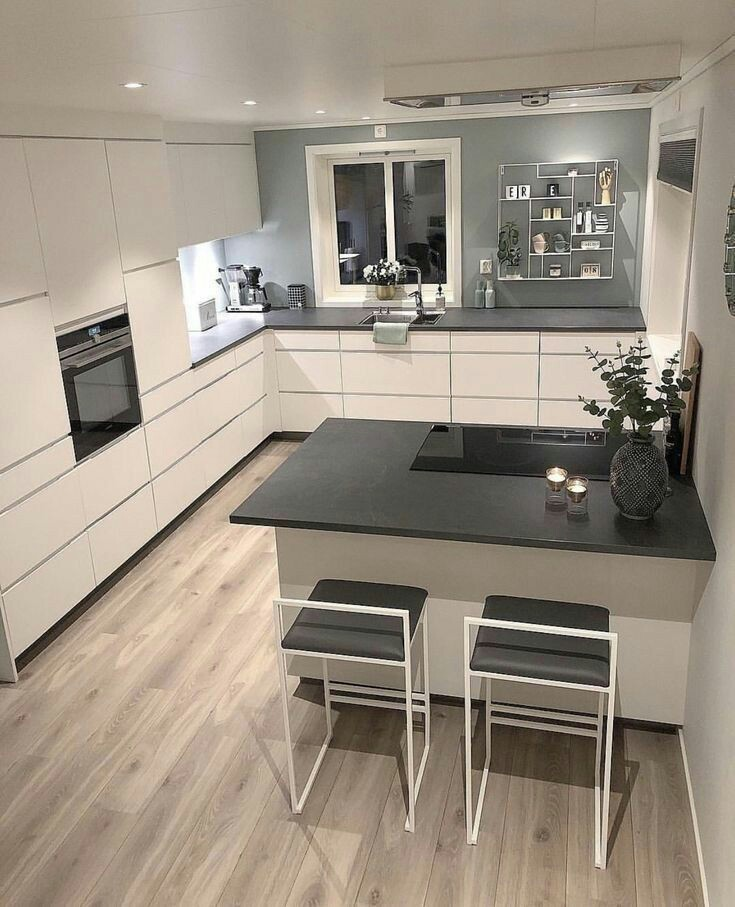 Maksimalkan area yang ada sebagai tempat untuk lemari dapur bahkan jika perlu sampai ke bagian atas menyentuh langit-langit. Dengan begitu anda bisa mendapatkan lebih banyak ruang penyimpanan