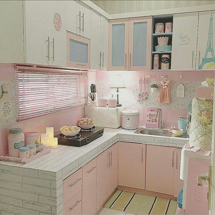 Untuk anda yang suka dengan kesan feminin di area dapur, pilih warna pastel pink untuk diaplikasikan pada lemari bawah meja dapur dan bagian tengah dinding. Jangan lupa pernak-pernik berwarna senada untuk ornamen di rak atas