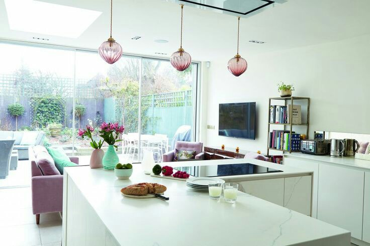 Seimbangkan desain dapur cantik minimalis anda dengan ruangan yang ada di dekatnya. Seperti warna ungu pada sofa di ruang keluarga bisa anda berikan di lampu gantung untuk area dapur