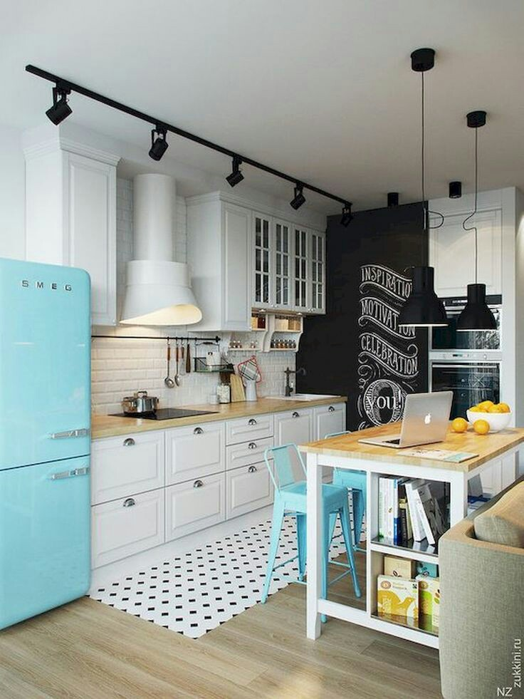 Berikan sentuhan menarik di dapur dengan memilih lemari es yang berbentuk retro berwarna biru dan kursi retro untuk area makan dengan warna senada. Dijamin, anak-anak jaman sekarang pasti suka