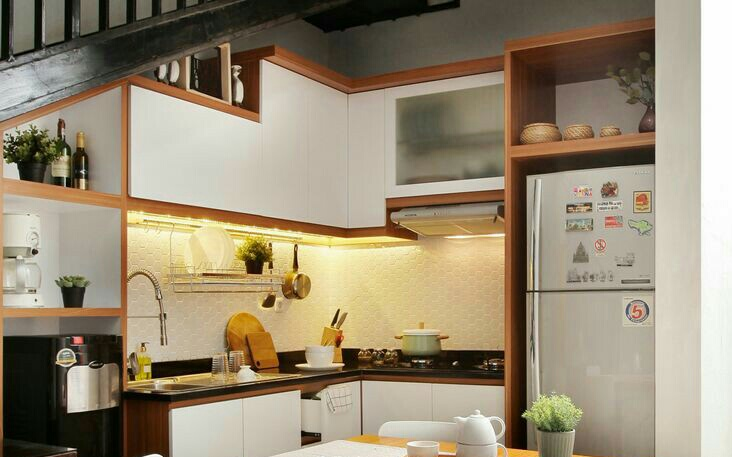 Ruang bawah tangga bisa dimanfaatkan untuk dapur cantik minimalis anda. Tambahkan rak berwarna putih dengan aksen kayu sebagai tempat untuk menaruh hiasan yang bisa mempercantik dapur