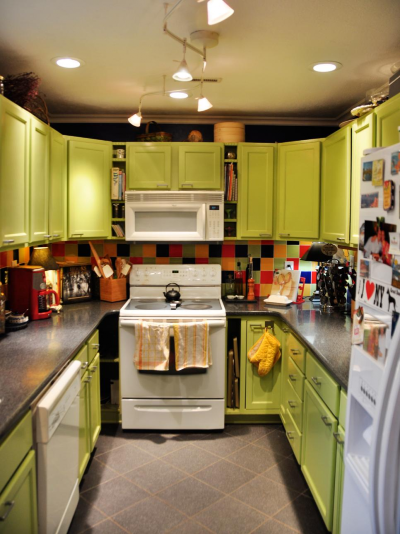 Berkreasi dengan warna cerah untuk dapur kecil 2x2 anda