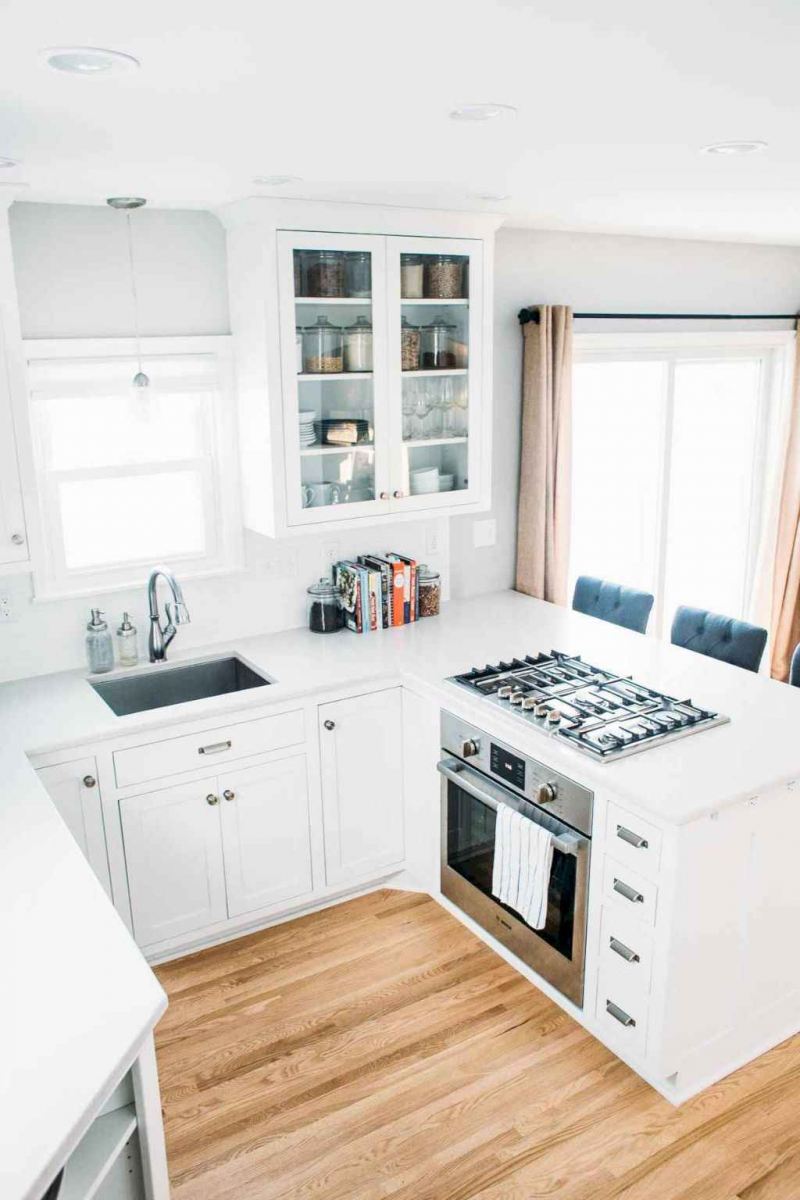 Dominasi warna putih pada dinding dan furnitur yang ada bisa membuat dapur terlihat monoton. Disarankan untuk memberikan pernak-pernik atau hiasan dengan warna agak mencolok sebagai sentuhan yang cantik