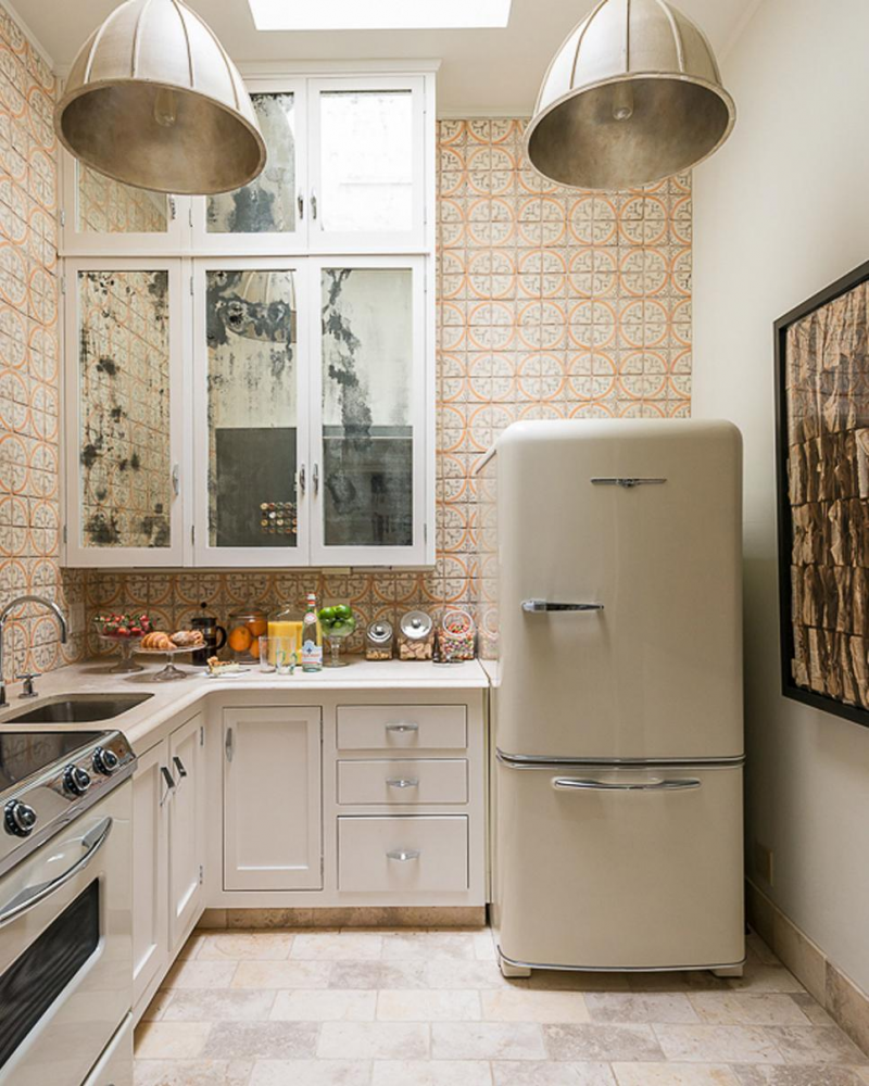 Corak mosaik pada dinding dengan warna senada akan menjadikan dapur lebih menarik. Ditambah lagi dengan lemari kaca yang terkesan vintage. Jika anda punya lukisan, anda juga dapat menaruhnya di area dapur